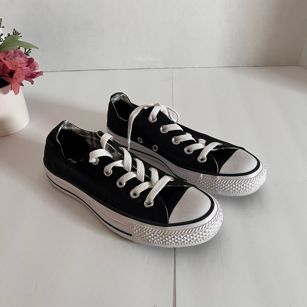 Converse Chuck Taylor All Star Low Top Sneakers  - Sz 5 US/ 3 UK